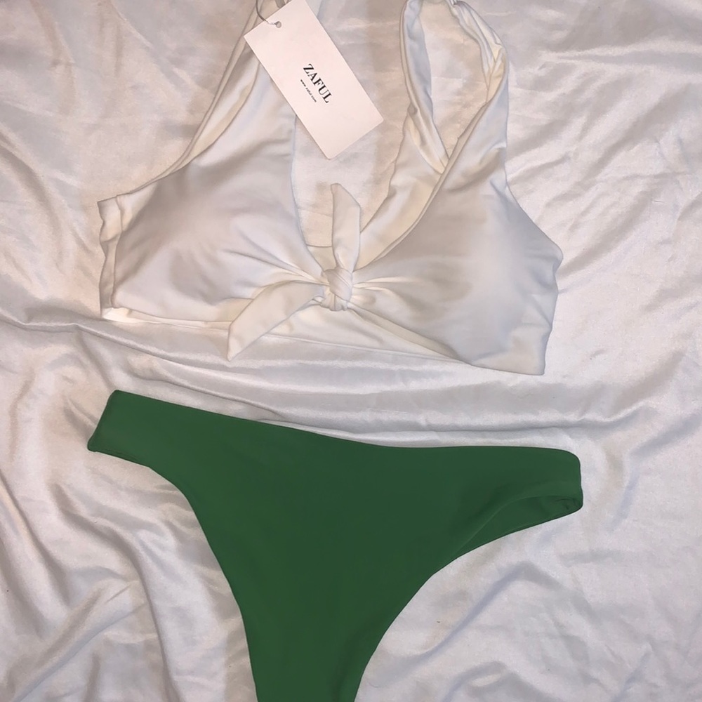 NWT ZAFUL BIKINI SET WITH GREEN BOTTOMS SIZE 4